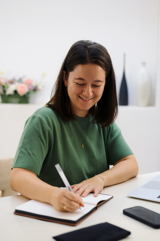 Portræt af psykolog Rikke Fredberg, med erfaring i stress, angst, sorg og kriser